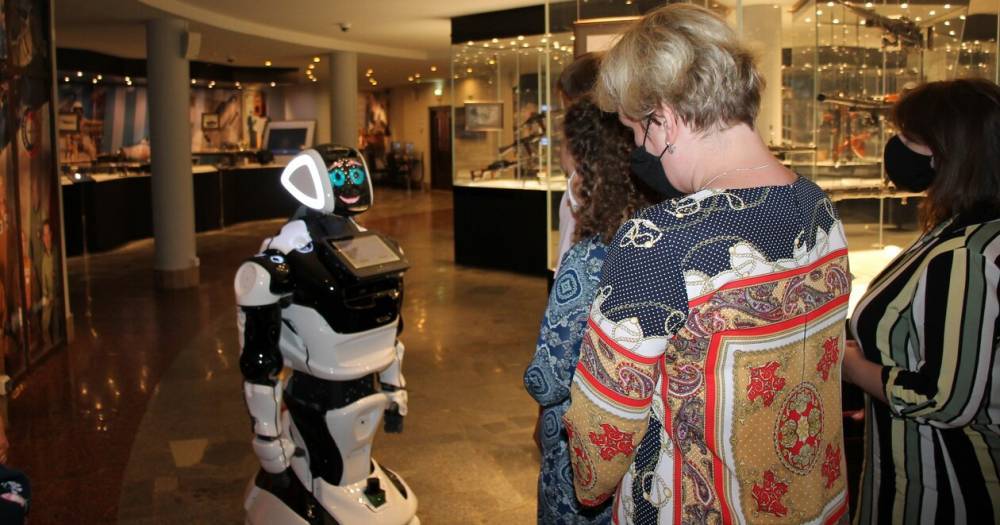 В музее оружия появился робот-экскурсовод