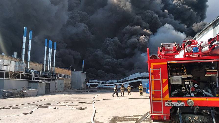 Площадь пожара на складе в Самаре выросла до 7,5 тыс. кв.м.