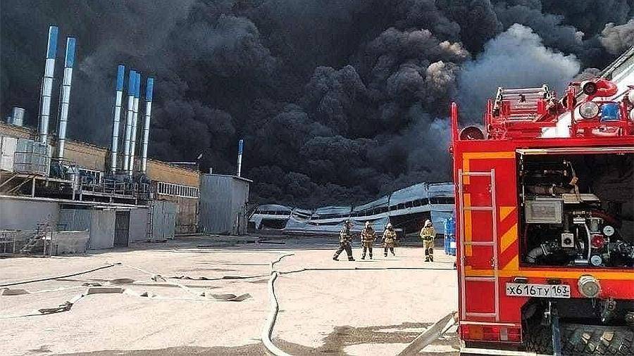 Площадь пожара на складе в Самарской области увеличилась до 10 тыс. кв. метров