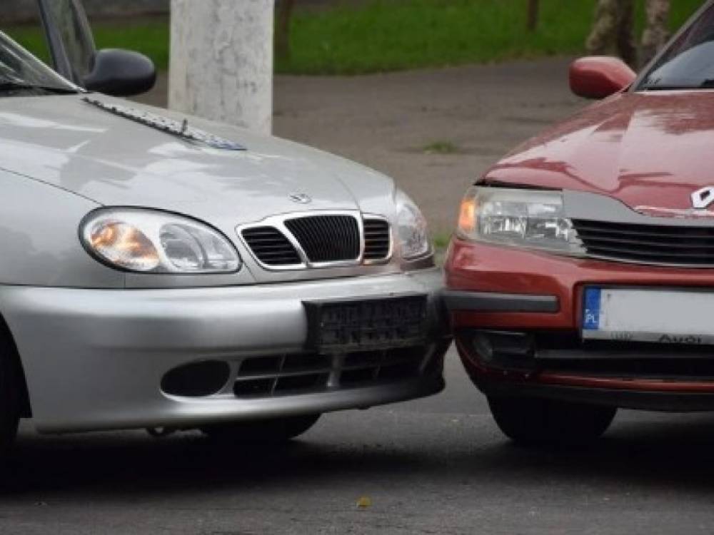 В центре Николаева на перекрестке столкнулись Daewoo Lanos и Renault Laguna