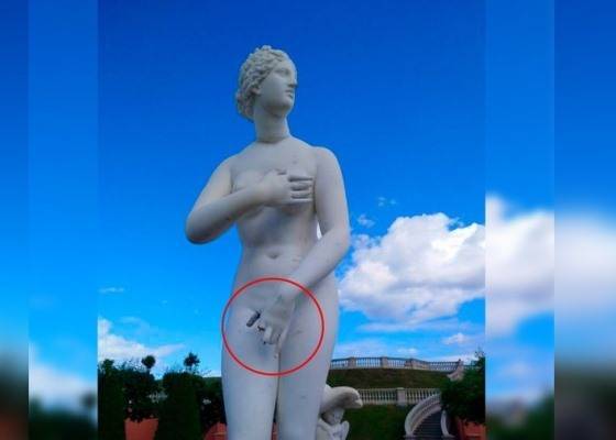 Вандалы повредили статую Венеры в Петергофе