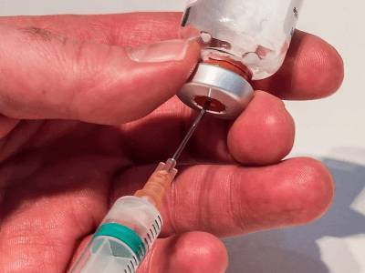 Начать производство вакцины от COVID-19 до конца лета планируют США