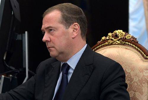Медведев считает, что не следует «вешать всех собак» на ВОЗ