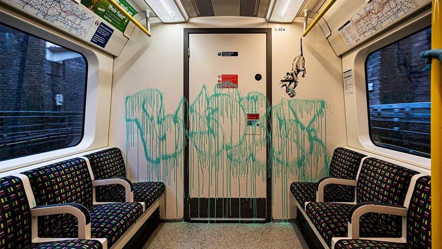 Бэнкси создал в метро арт-объекты на тему самоизоляции