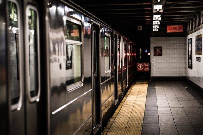 Кровавая драка: Житель Бронкса напал с ножом и ножницами на пожилых пассажиров метро