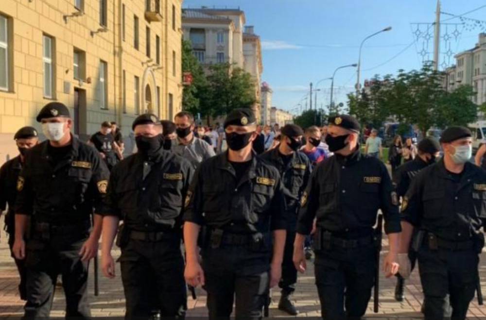 Видеофакт. Протестующие били омоновцев на площади Победы в Минске