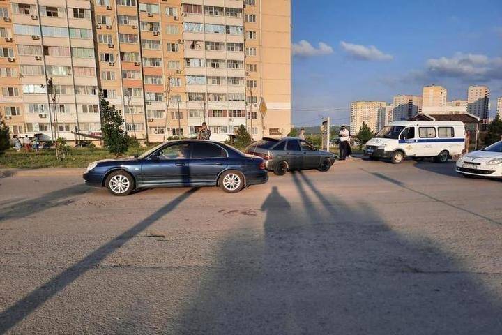 В Ростове-на-Дону водитель легковушки сбил 25-летнего парня