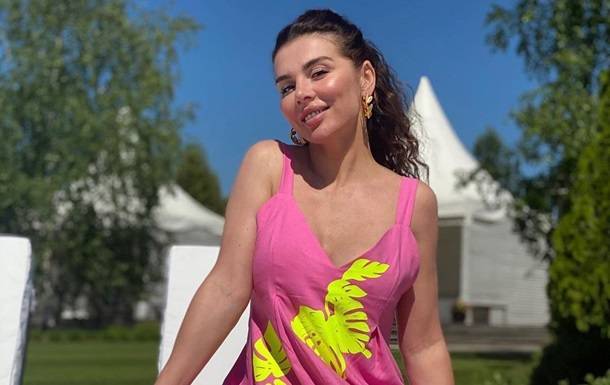 Анна Седокова снялась в ретро-купальнике