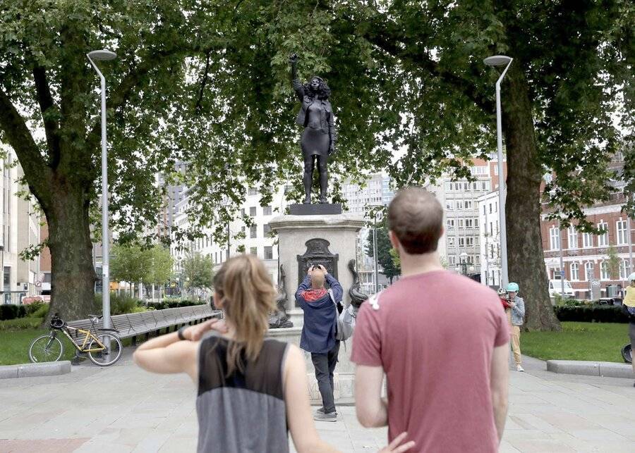 В Великобритании статую противницы расизма установили вместо памятника работорговцу