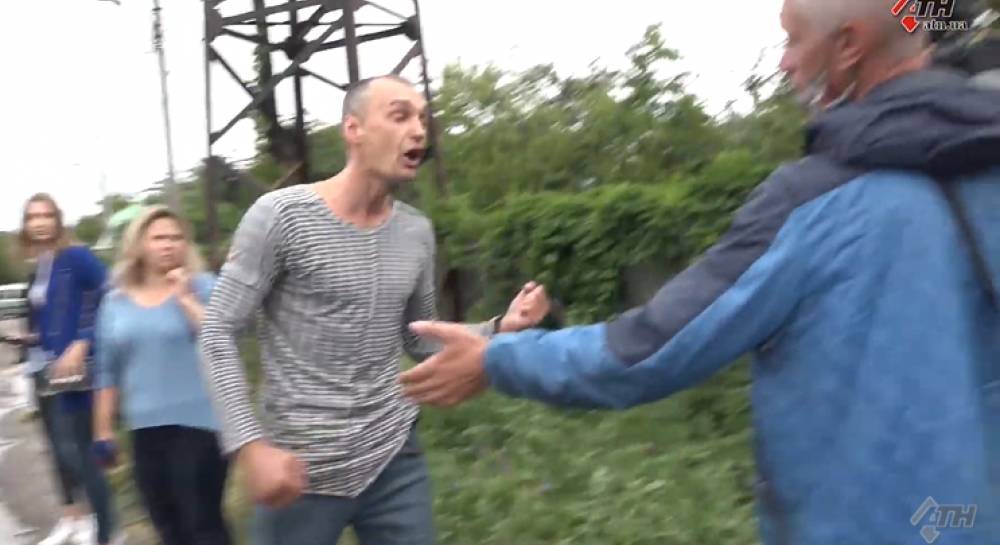 В Харькове избили и забросали камнями журналистов, освещавших самоубийство женщины с ребенком (видео)