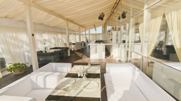 В Прикамье разрешили работать летним кафе со снятыми панорамными окнами