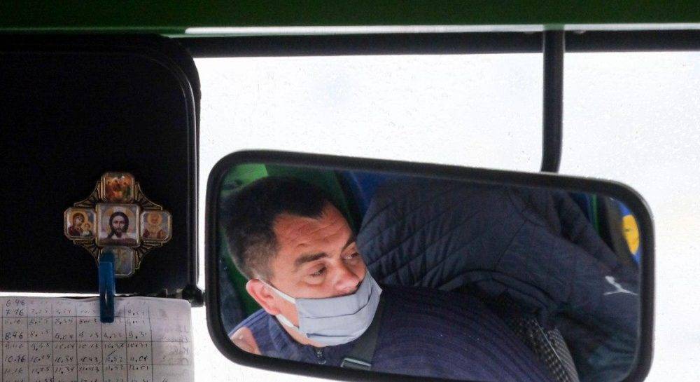 В Днепре водитель вышвырнул из маршрутки пассажира без маски (видео)