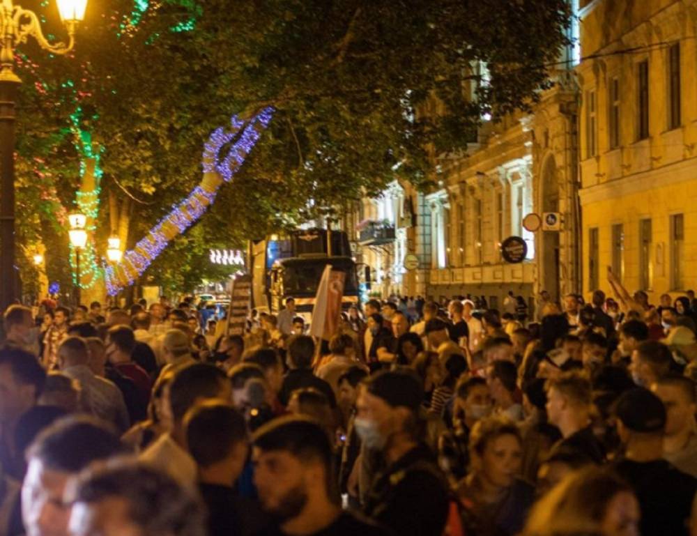 Толпы людей вышли на улицы Одессы, видео масштабного протеста: "Завтра они запретят..."