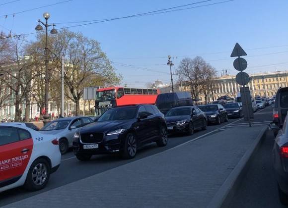 У Дворцовой площади в Петербурге возник транспортный коллапс