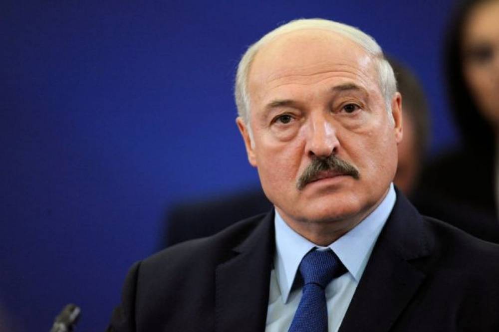 Не только трактор, но и коса: Лукашенко назвал еще один "действенный" метод борьбы с COVID-19