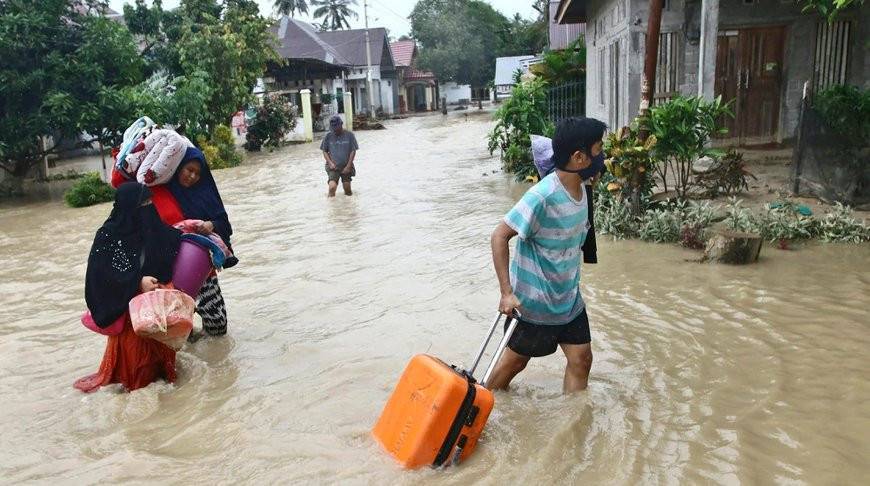 Жертвами наводнений в Индонезии стали уже более 30 человек
