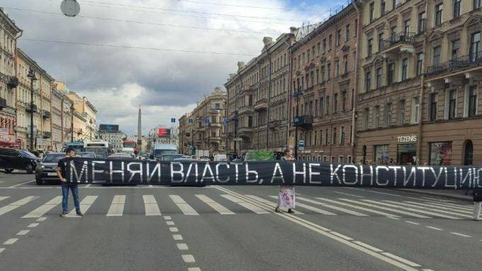 Активисты растянули баннер на проезжей части Невского проспекта