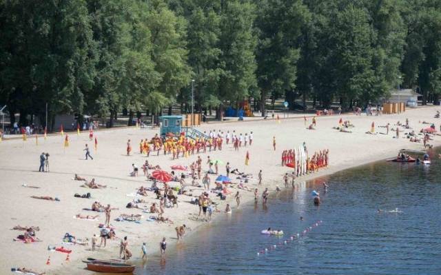 В Киеве обновили список пляжей, на которых разрешено купаться
