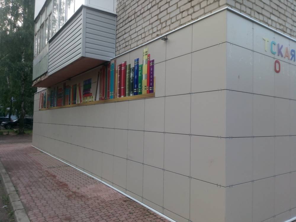 В Бежецке недавно открывшаяся детская библиотека пострадала от вандалов