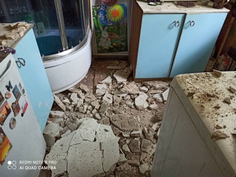 Потолок обрушился в доме на улице Черниговской в квартире ветерана