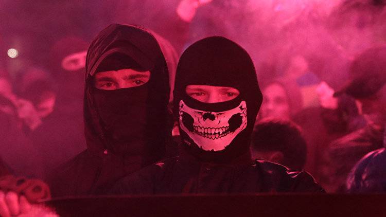 В Киеве националисты подрались с полицией из-за языка