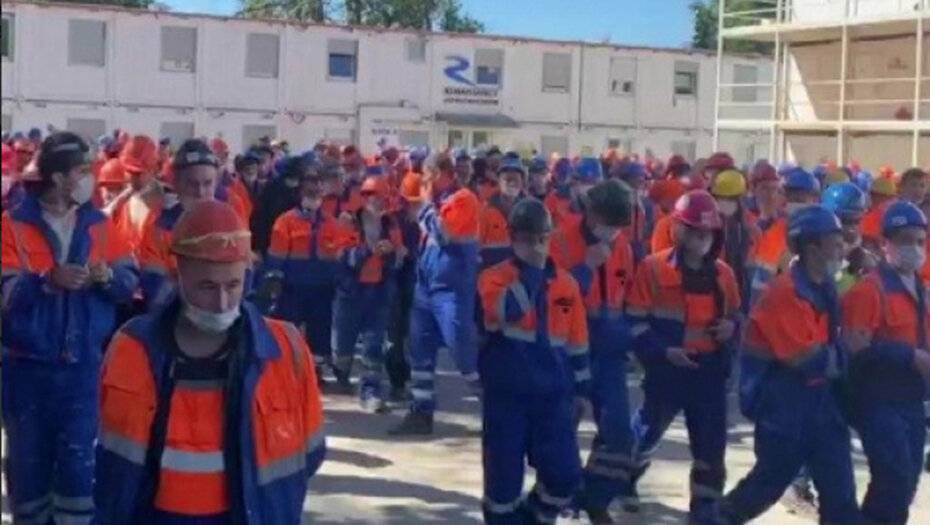 В Санкт-Петербурге больше сотни работников-мигрантов ГК «Ренейсанс» перекрыли входы в «Лахта-центр»