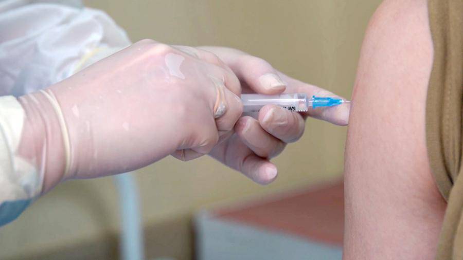 В России назвали исключающие применение вакцины от COVID-19 заболевания