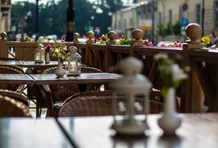 Более 1100 ресторанов и кафе вернулись к работе в Петербурге