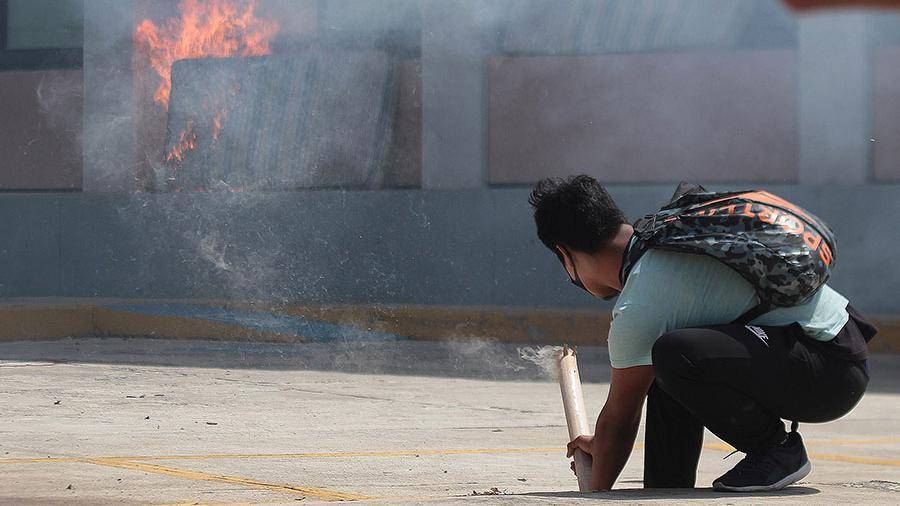 В Мексике студенты устроили беспорядки у здания регионального парламента