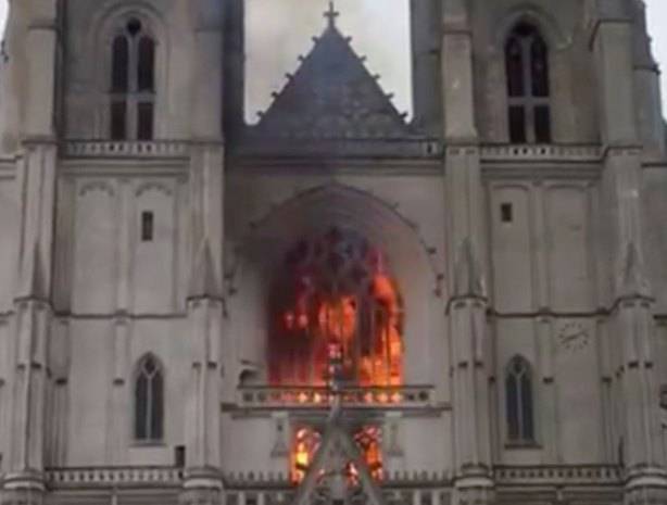 Сгорела вторая «икона» Франции – собор в Нанте