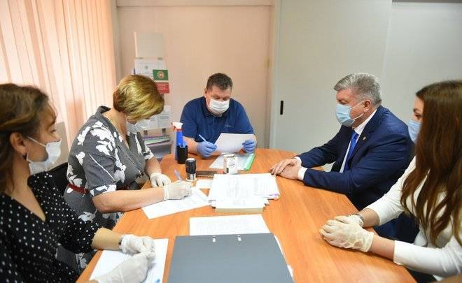 Мэр Челнов подал в избирком документы для участия в выборах в Горсовет