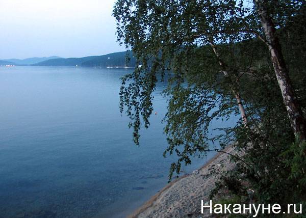 Всех отдыхающих на челябинском озере Тургояк просят эвакуироваться из-за лесного пожара