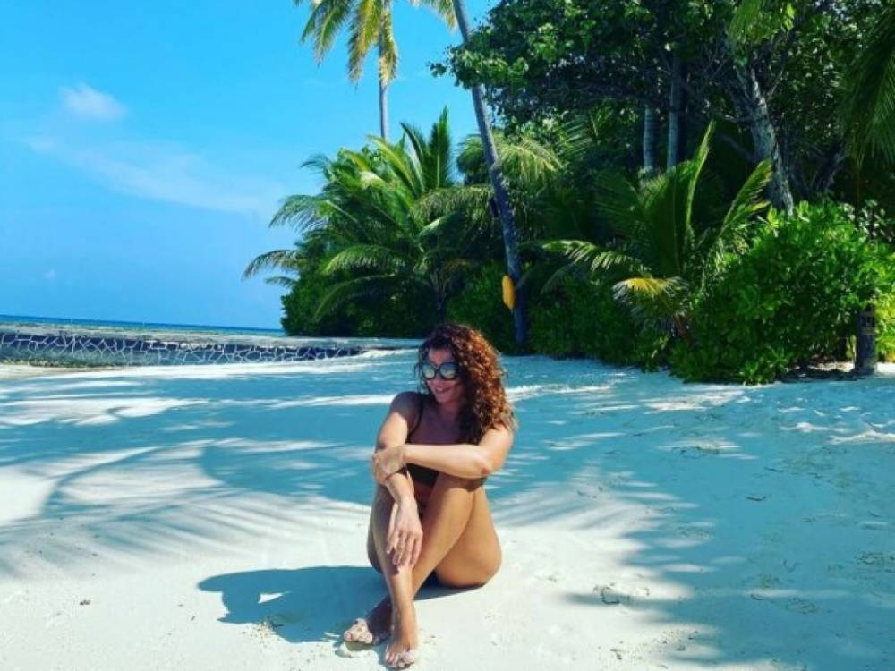 Жена певца Монатика показала пляжное фото с Мальдив