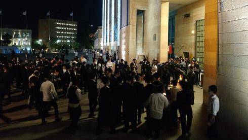 Ортодоксы протестуют против бассейна в Иерусалиме: "Здесь вам не Париж"