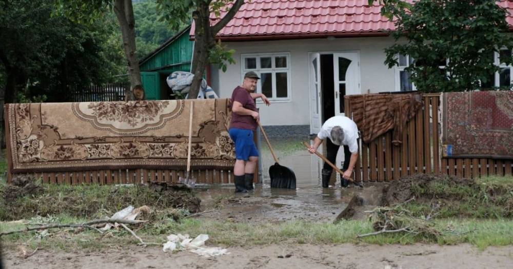 На Прикарпатье вода отошла от всех жилых домов