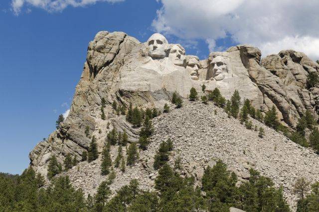 В США предлагают снести мемориал в честь президентов на горе Рашмор