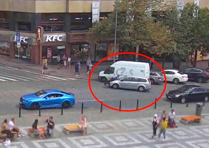 В Праге не желавший платить штраф водитель «прокатил» полицейского на капоте: видео