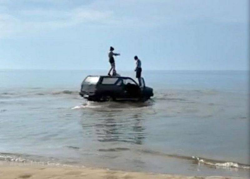 В Бурятии нашли водителя, загнавшего в Байкал свой внедорожник