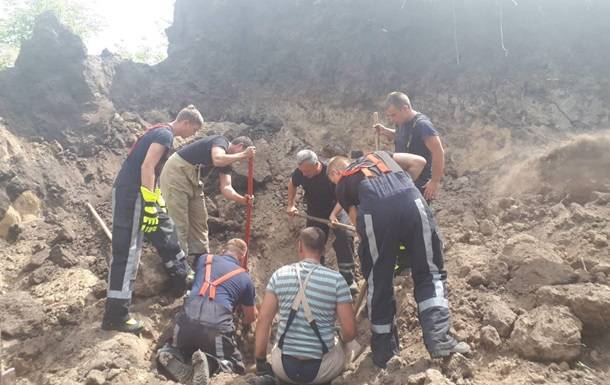 В Киевской области троих человек засыпало песком в карьере
