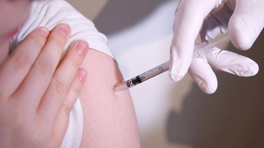 В Минздраве назвали невозможной раннюю вакцинацию части россиян от COVID-19