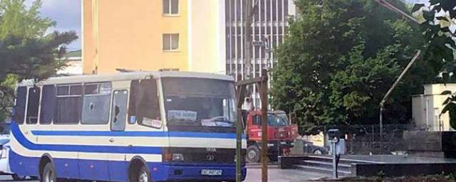 В центре Луцка неизвестный с оружием захватил заложников в автобусе