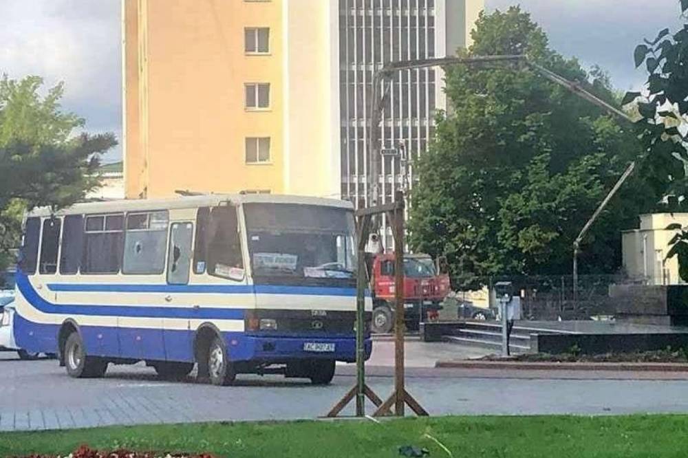 В Луцке неизвестный взял в заложники 20 пассажиров автобуса: шторы закрыты и слышны выстрелы (фото, видео)