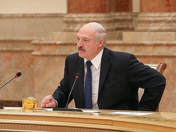 Лукашенко: Если бы не наша политика, белорусов обували бы в лапти и погоняли кнутом