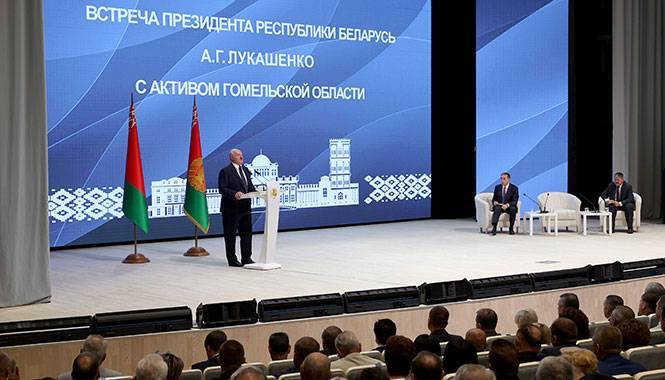 Лукашенко: если бы не наша народная политика, нас бы одевали в лапти, запрягали в телегу и погоняли бы кнутом