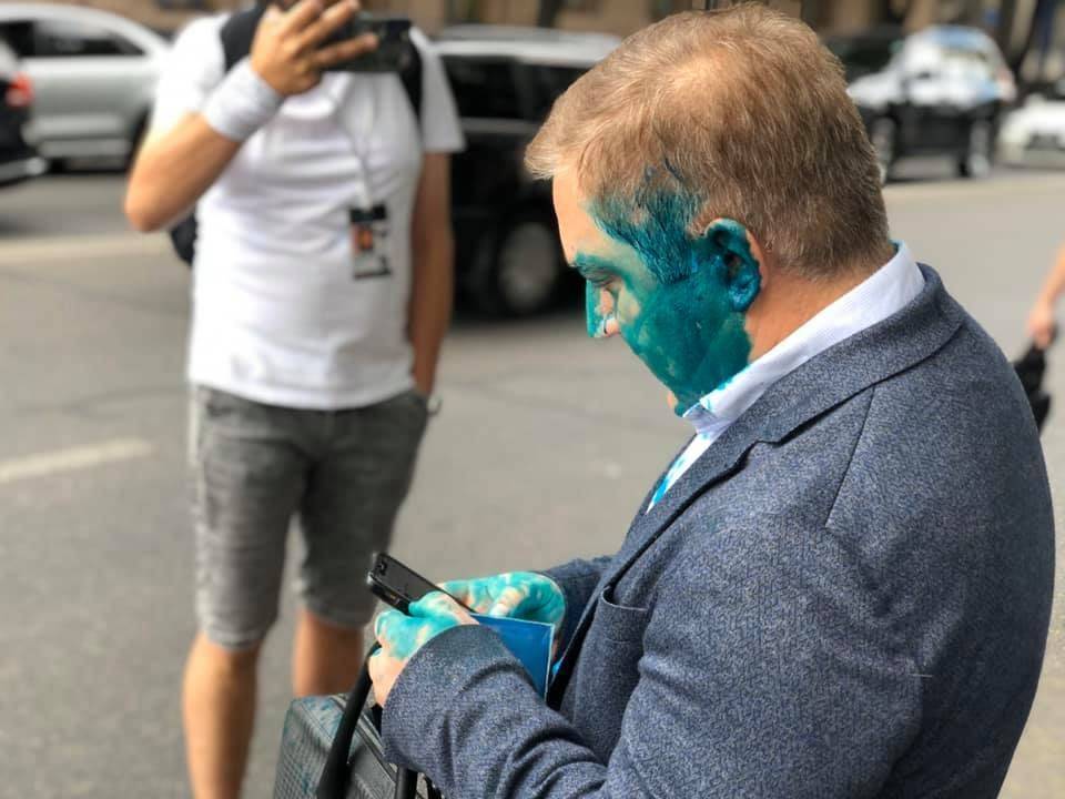 "Глаз вышиб, сука!" – "За суверенную Украину тебе привет". Нардепа Волошина облили зеленкой, тот ударил нападавшего в лицо. Видео