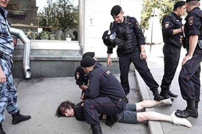 ЕСПЧ зарегистрировал заявление от избитого на летней акции протеста дизайнера, которому полицейские сломали ногу