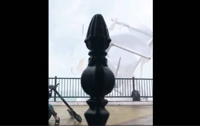 На один из пляжей российского курорта обрушился смерч – видео