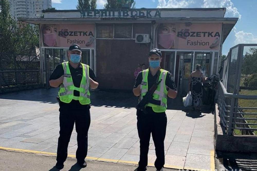 В Киеве усилили контроль на рынках и в метро после взрыва возле станции "Минская"