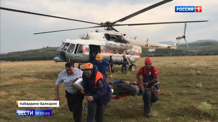 Вести в 20:00. ЧП в Кабардино-Балкарии: туристов с тремя детьми пришлось спасать из ледника