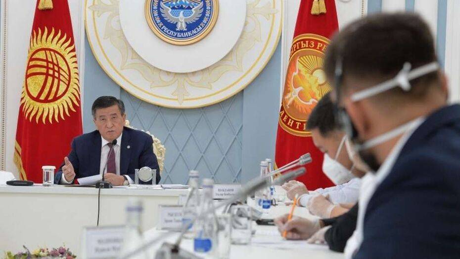 Президент Кыргызстана встретился с волонтёрами, которые помогают в борьбе с Covid-19